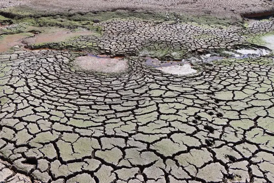 Baraj kurumak üzere! Sular çekildi, eski yol ortaya çıktı 1
