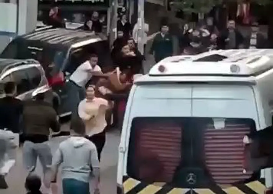 Sokak ortasında akrabaların bıçaklı sopalı kavgası: Bir ölü, dört yaralı 