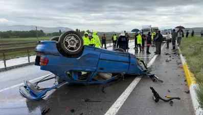 Karşı şeride geçen otomobil, araca çarptı: 1 ölü, 4 yaralı