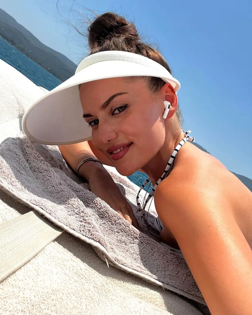 Fahriye Evcen'den çok konuşulan tekne pozları 