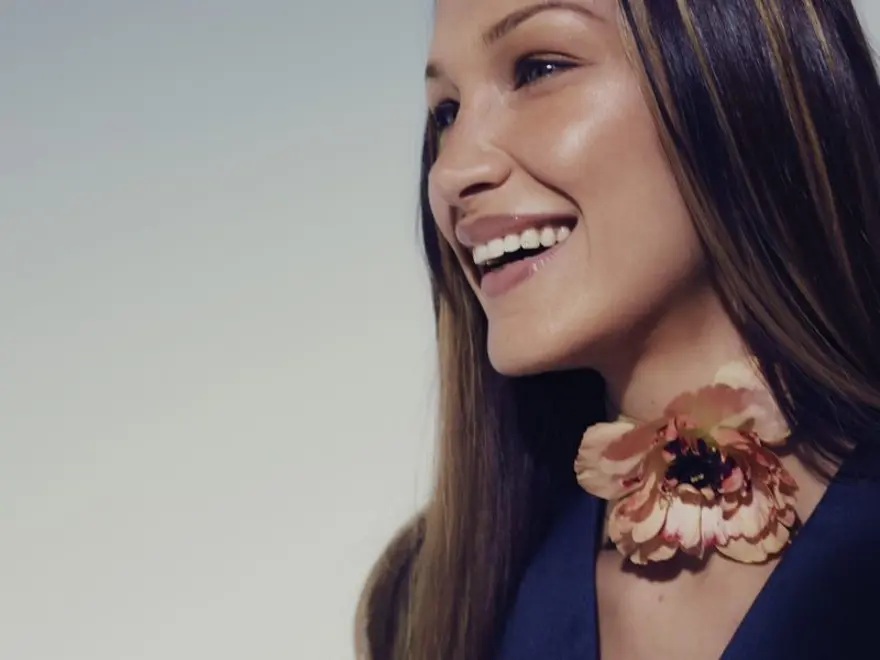 Bella Hadid 2000'ler esintili kampanya ile kamera karşısında 7