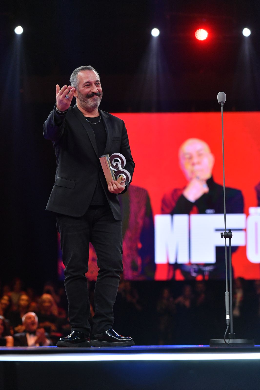 Cem Yılmaz: Mahmut Orhan'a bir pantolon alabilirsek