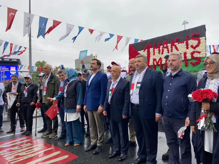 HAK-İŞ Kazancı Yokuşu'na karanfil bıraktı 17