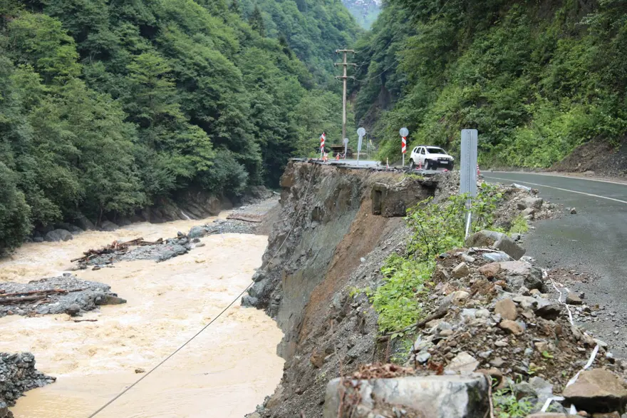 Rize'deki sel felaketinin hasarı gün ağarınca ortaya çıktı Rize'deki sel felaketinin hasarı gün ağarınca ortaya çıktı