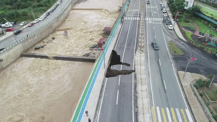 Rize'de sağanak ve heyelan: 11 ev boşaltıldı, karayolu çöktü 7