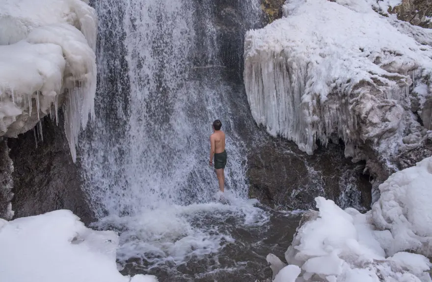 İskandinav ülkelerinde gördü, Susuz Şelalesi'nde buzlu suya girdi 7