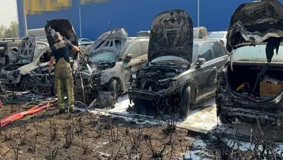 AVM’nin otoparkında yangın: 8 araç zarar gördü