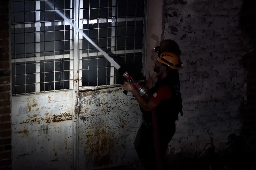 Bursa'da tarihi fabrikada korkutan yangın 17 Bursa'da tarihi fabrikada korkutan yangın 17