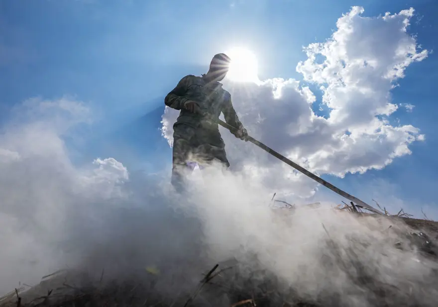 Torakçılardan yaz ortasında 90 derece sıcağın altında mesai: “Sıcakhavadan şikayet edenler gelip bizi görsün” 10 Torakçılardan yaz ortasında 90 derece sıcağın altında mesai: “Sıcakhavadan şikayet edenler gelip bizi görsün” 10