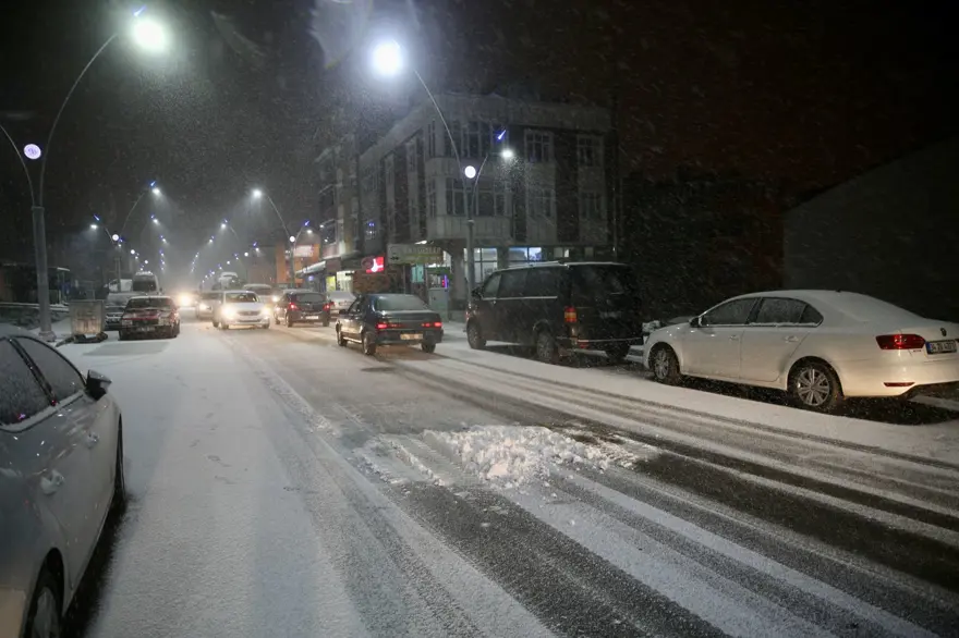 İstanbul'da İzlanda kışı: Kar yağışı etkili oluyor 