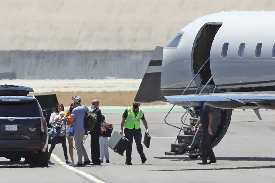 Ben Affleck ile Ana de Armas'dan özel jetle tatile çıktı 6