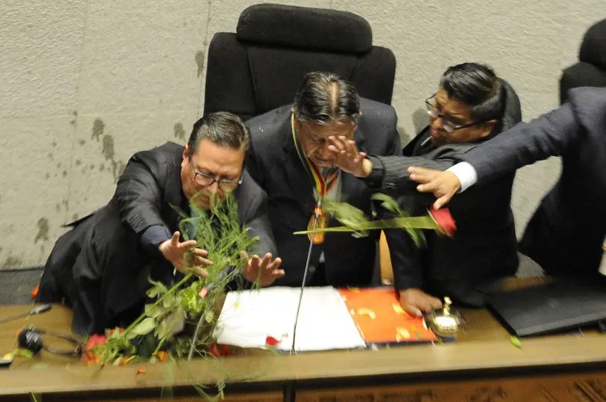 Mecliste domatesli saldırı: Başkan yardımcısını konuşturmadılar 