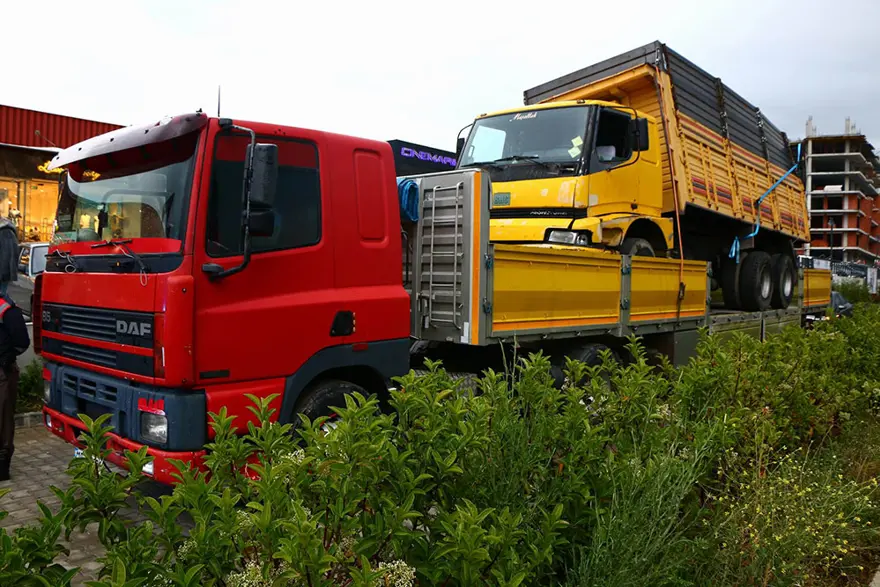 Kamyon taşıyan TIR üst geçide çarptı 