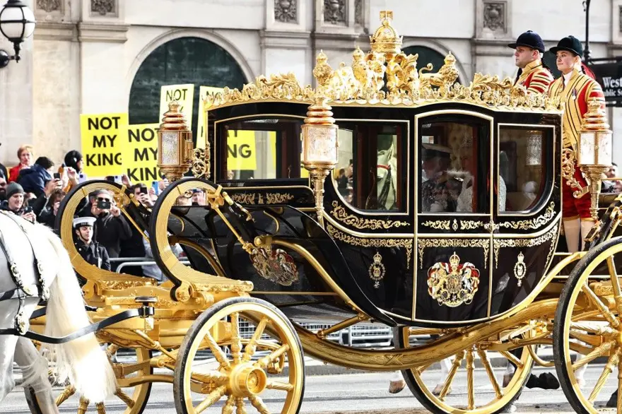 Yeni yasama yılı açılışına katılan Kral Charles'a protesto: Benim kralım değil! 7