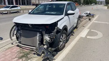 Beton mikseriyle temas eden araç refüje savruldu