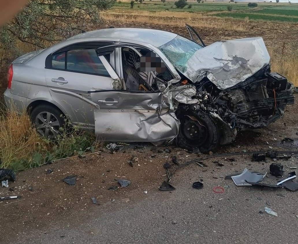 Otomobiller kafa kafaya çarpıştı: 2 ölü, 1 yaralı