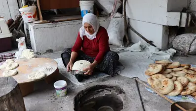 Uzun süre bayatlamayan ekmekler böyle pişiriliyor: Gelenek Erzurum'da sürüyor