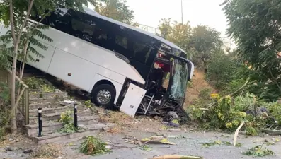 Maltepe’de servis otobüsü şarampole yuvarlandı: 8 yaralı