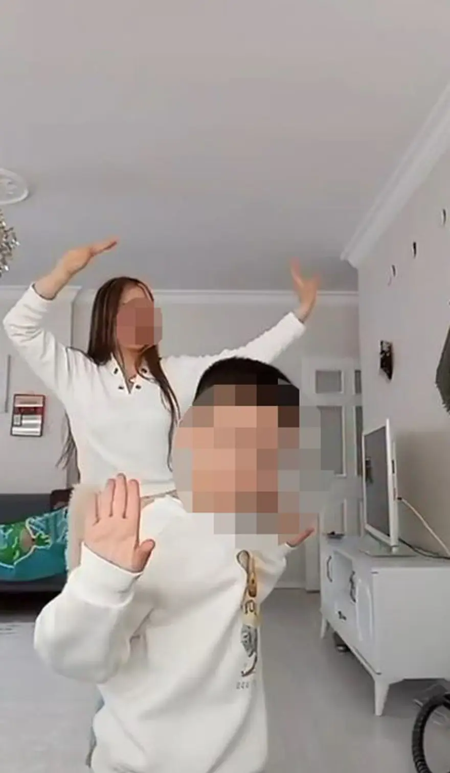 ELLERİNE OJE SÜRDÜ, MAKYAJ EFEKTLERİYLE DANS ETTİRDİ 1 ELLERİNE OJE SÜRDÜ, MAKYAJ EFEKTLERİYLE DANS ETTİRDİ 1