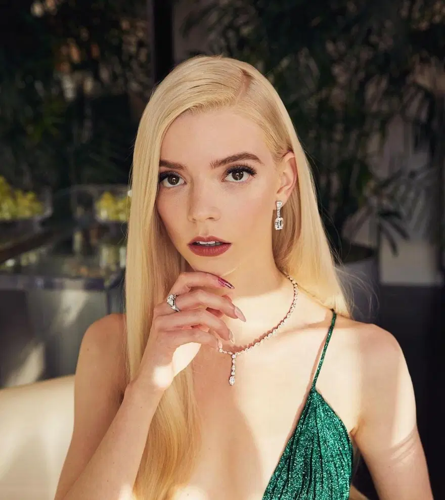 Anya Taylor-Joy üzerinde 2.3 milyon dolar taşıdı (Anya Taylor-Joy kimdir?) Anya Taylor-Joy üzerinde 2.3 milyon dolar taşıdı (Anya Taylor-Joy kimdir?)
