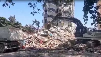 Sındırgı’da ağır hasarlı binaların yıkımına başlandı