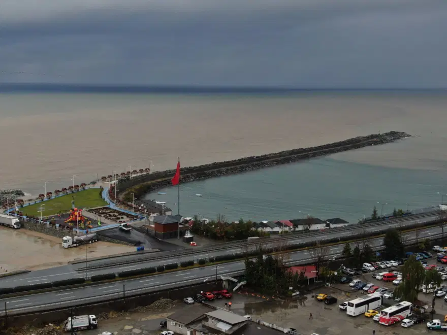 Çayeli'de heyelan: 1 ölü, 4 yaralı 10 Çayeli'de heyelan: 1 ölü, 4 yaralı 10