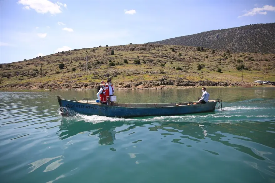 Gölün ortasındaki adada corona virüsten izole bir hayat sürdürüyorlar 3