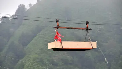 İlkel teleferiğin halatına takılan kadın, 25 metreden düşerek öldü