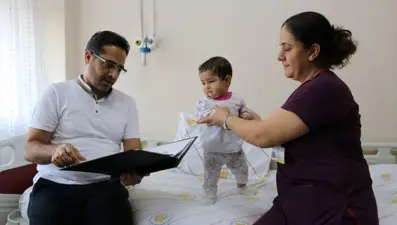 7 aylık bebeğin böbreğinden 40 taş çıktı