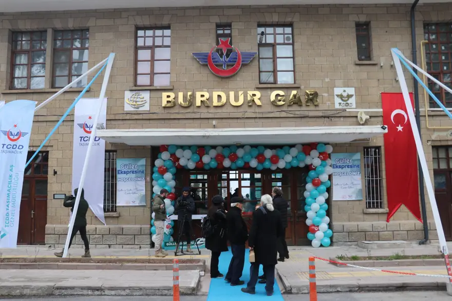 15 yıllık tren hasreti bitti: Burdur'da yolcu taşıma seferleri Güller Ekspresi'yle başladı 2