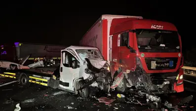 Tır otoyolda 3 aracı biçti