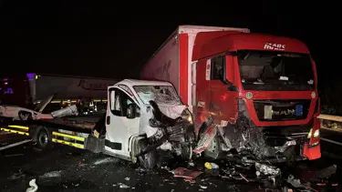 Tır otoyolda 3 aracı biçti