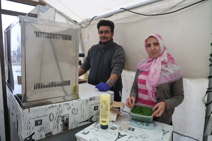 Depremde kaldıkları çadır şimdi ekmek tekneleri oldu: Eşi ve çocuklarıyla hayata böyle tutunuyor 3 Depremde kaldıkları çadır şimdi ekmek tekneleri oldu: Eşi ve çocuklarıyla hayata böyle tutunuyor 3