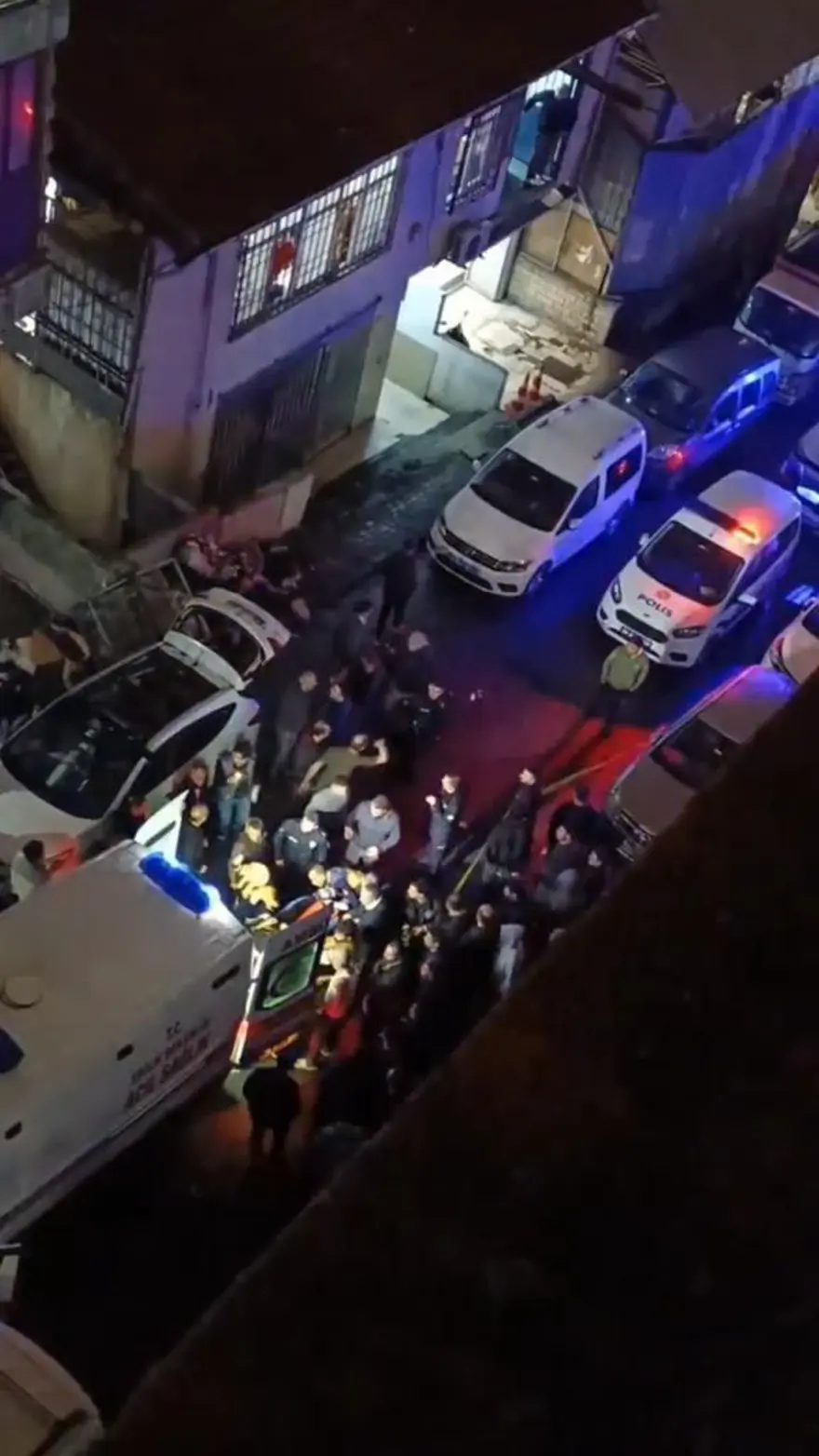 İstanbul’da 4’üncü kattan otomobilin içine düşen işçi ağıryaralandı 4