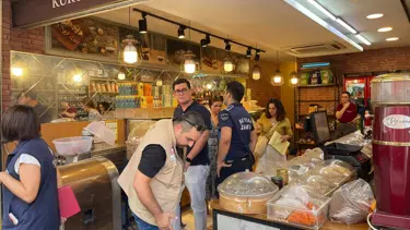 Kuru yemişçiye baskın: Böceklenen ürünler imha edildi