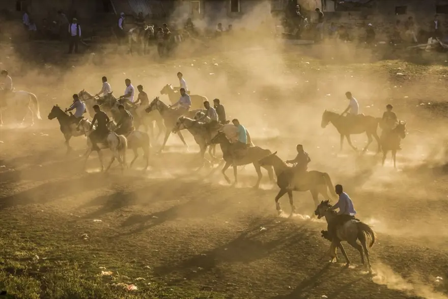 kırgız türkleri, buzkaşı, kökbörü oyunu, oğlak postu kapmaca, ulupamir, erciş 11