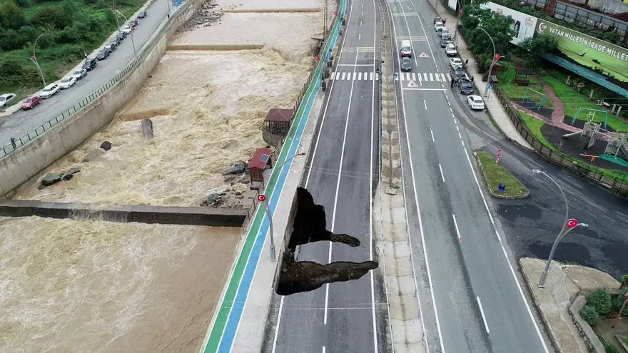 Rize'de sağanak ve heyelan: 11 ev boşaltıldı, karayolu çöktü 10