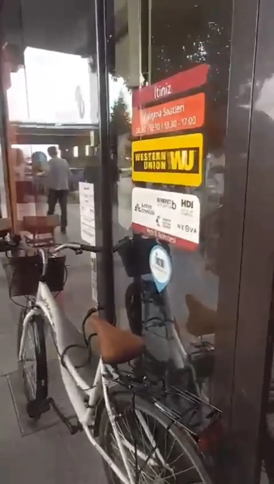 Rize'de fıkra gibi olay yaşandı!  Bisikleti banka kapısına kilitledi, içeridekiler mahsur kaldı 
