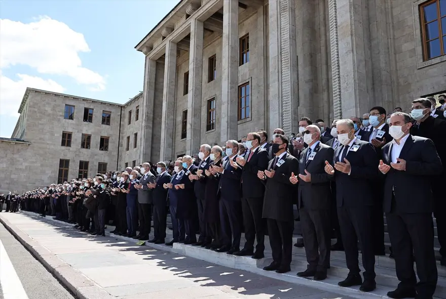 Eski Başbakan Yıldırım Akbulut'a veda 8