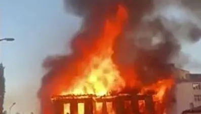 Sinop’ta tarihi ahşap ev yandı