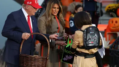 Trump Cadılar Bayramı'nı kutladı, hediye dağıttı: Ülkede kutlama dışarıda protesto