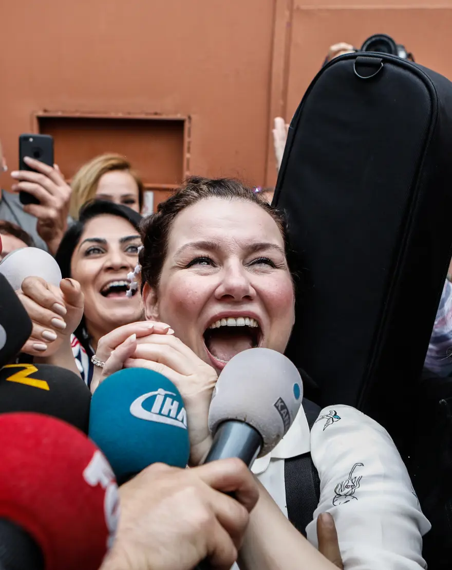 Deniz Seki tahliye oldu (Cezaevinden beyaz güvercinle çıktı) 7