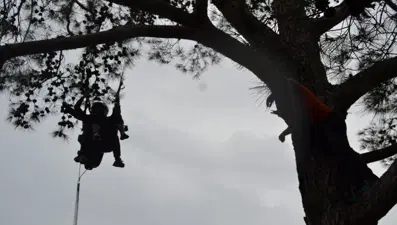 Ölüdeniz'de aniden çıkan fırtına paraşütçülere zor anlar yaşattı