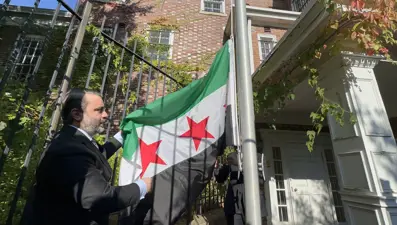 Suriye bayrağı, Washington’da göndere çekildi: "Tarihi bir an"