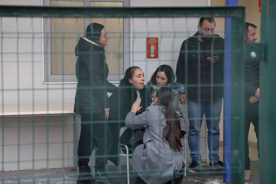 Erzincan'daki maden faciasında gözü yaşlı ailelerin bekleyişi sürüyor 