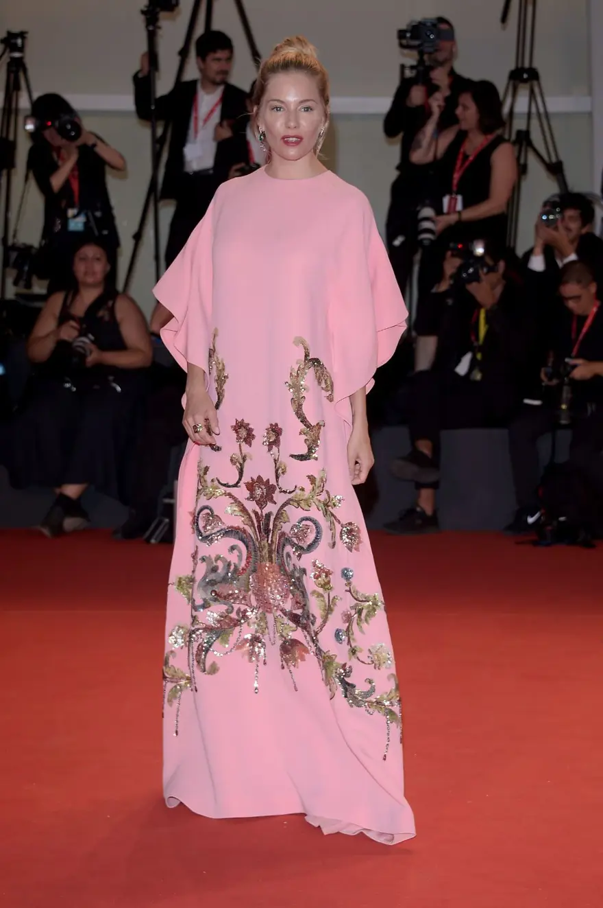 Meryl Streep The Laundromat filminin Venedik prömiyerinde 4