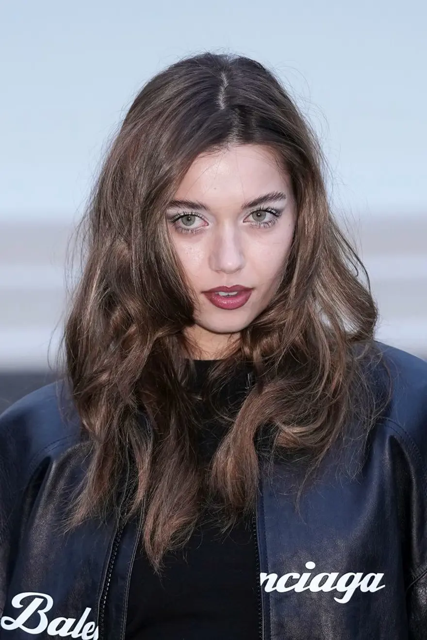 Afra Saraçoğlu Paris Moda Haftası'nda! Simsiyah görünümüyle göz kamaştırdı 2