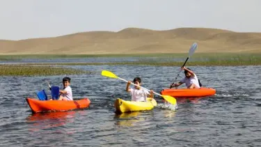 Vanlı doğaseverler çevre farkındalığı için 2600 rakımlı gölde kanoya bindi