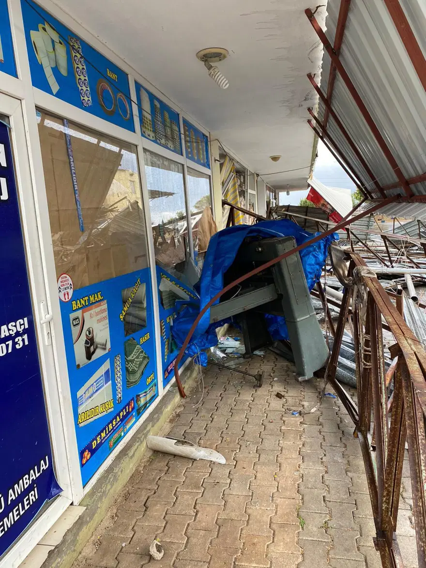 Antalya Kumluca'da kuvvetli rüzgar ve dolu: 1 ölü 10