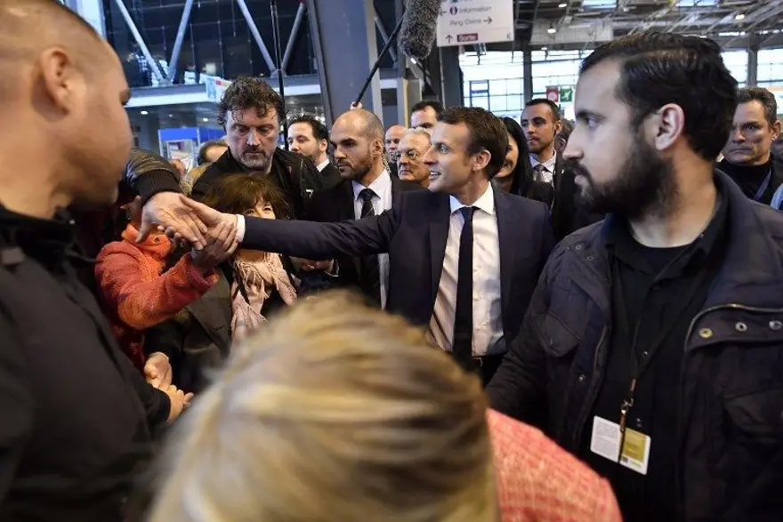 Macron'un göstericiyi darp eden korumasına gözaltı 12 Macron'un göstericiyi darp eden korumasına gözaltı 12